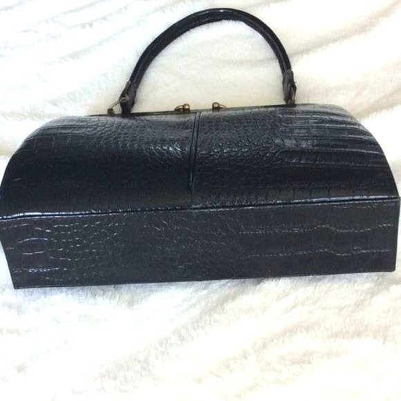 Vintage Womens Alligator Handbag Size-13" x 10" x 3". strap drop 6" - Picture 10 of 12